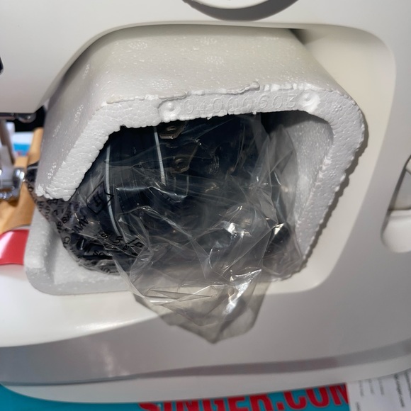 SINGER M1500 Mechanical Sewing Machine New - Picture 5 of 6